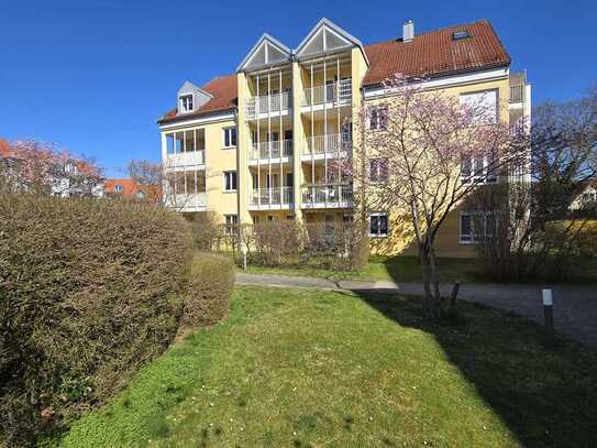 Singletraum mit Terrasse in gepflegter Anlage, mit Wannenbad, EBK und Außenstellplatz