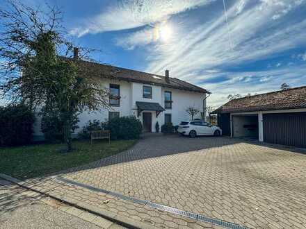 Schöne, gepflegte Maisonette-Wohnung mit Sonnenbalkon, großzügigem Dachstudio und Einzelgarage