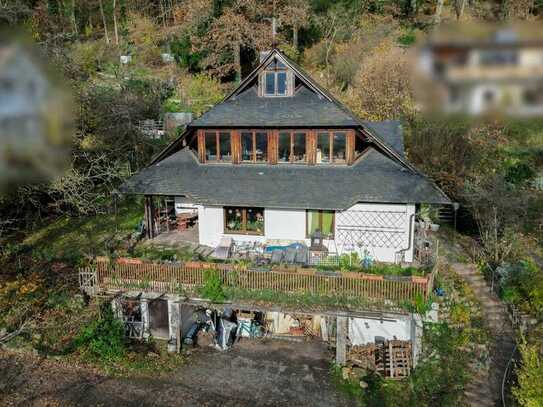 Am Fuße des Schlosses – Sanierungsbedürftiges Einfamilienhaus mit großem Grundstück