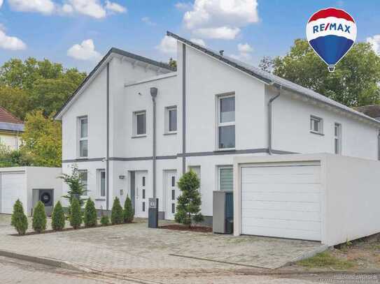 „Moderne Kapitalanlage: Zwei energieeffiziente Wohnhälften mit Garage auf 420m² Grundstück“