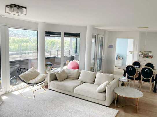 Moderne 3-Zimmer-Wohnung mit EBK, Stellplatz und verglastem Balkon – perfekt für Ihr urbanes Leben!