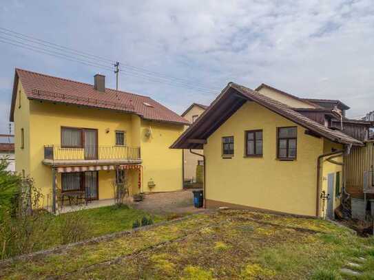 Ob Eigenheim oder Kapitalanlage - in diesem Zweifamilienhaus lässt es sich schön und ruhig leben!
