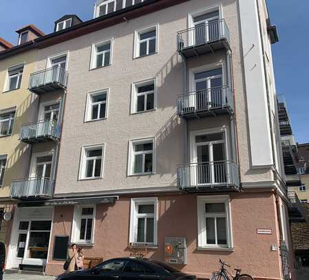 Nähe Rotkreuzplatz - top renovierter Altbau - inkl. Einbauküche - mit Balkon !