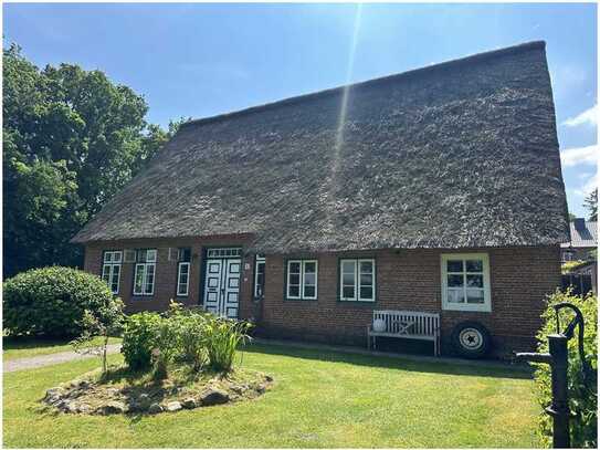 Charmantes Reetdachhaus mit Nebengebäuden in Hemmoor