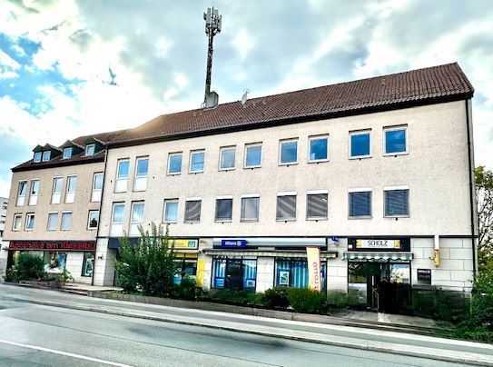 Zentral gelegene Büro- und Praxisräume, Laden, 82 m² - Stellplatz, Schaufenster 6 m