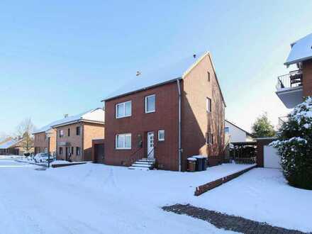 Einladendes Familienidyll: Freistehendes Einfamilienhaus mit Garage, Carport und Terrasse