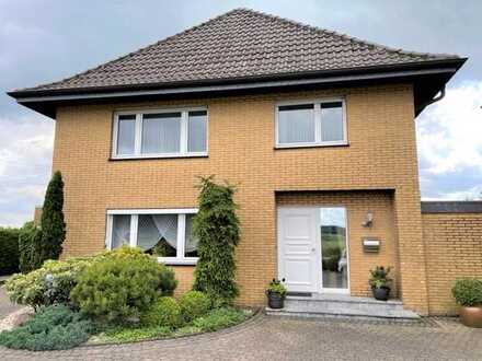 - Ideal für die Familie - Großzügige Wohnhaus mit großer überdachter Terrasse und Garage