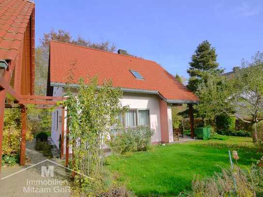 Kompaktes Einfamilienhaus mit Garage u. Carport in sonniger u. ruhiger Waldrandlage von Breitenbrun