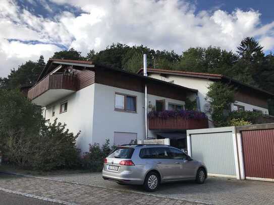 Ruhige und naturnahe 3,5 Zimmer-Wohnung mit Balkon und Außenstellplatz