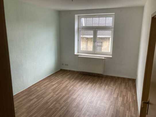 Kleine Obergeschoss-Wohnung mit EBK in Ellefeld zu vermieten!