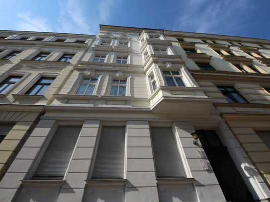 3-Zimmer-Altbauwohnung mit Balkon (EBK optional) in Magdeburg-Stadtfeld