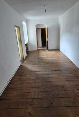 6 Zimmer Kiez-Altbauwohnung ruhig -ganz oben-