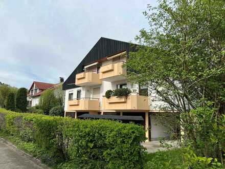 Renovierte 2-ZW mit Balkon, neuen Bodenbelägen, neue EBK, Garage, gehobene, ruhige Lage