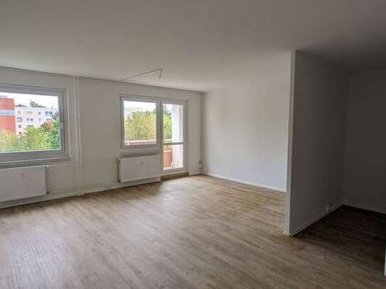 Erstbezug nach Sanierung - Gemütliche 3-Raumwohnung mit großzügigem Wohnzimmer + Balkon, EBK möglich