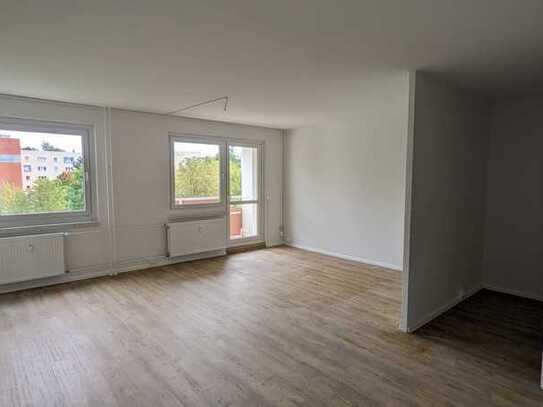 Erstbezug nach Sanierung - Gemütliche 3-Raumwohnung mit großzügigem Wohnzimmer + Balkon, EBK möglich