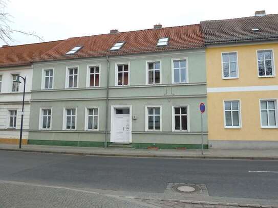 Zentrale Lage - mit Terrasse, Einbauküche u. Duschbad