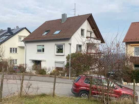 Geschmackvolle 2-Raum-Dachgeschosswohnung mit geh. Innenausstattung mit Balkon und EBK in Stuttgart