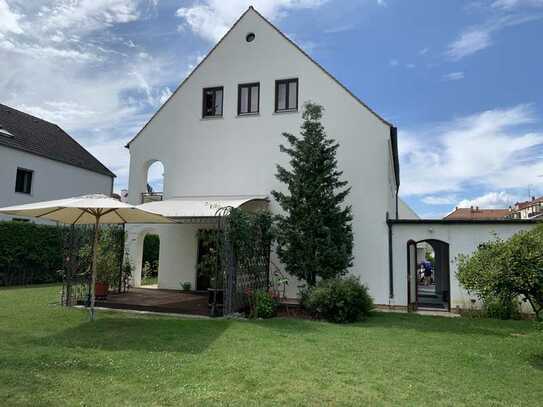 Traumhafte Gepflegte Villa mit 5 Zimmern und EBK in Augsburg-Haunstetten und herrlichem Garten