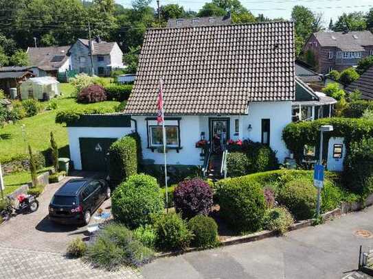 Hennef
Einfamilienhaus mit 5 Zi., 156m² Whf., große Garage und 444m² Grundstü