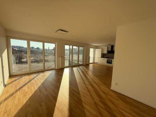 Neuwertige 3 Zimmer-Wohnung mit EBK und großem Balkon in zentraler Lage