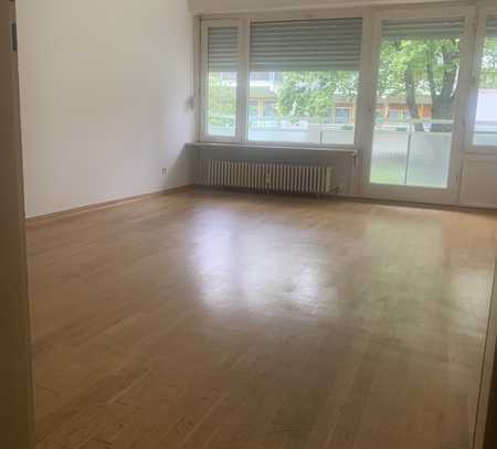 Provisionsfreie helle, ruhige 3-Zimmer EG-Wohnung mit Swimmingpool und 2 Terrassen