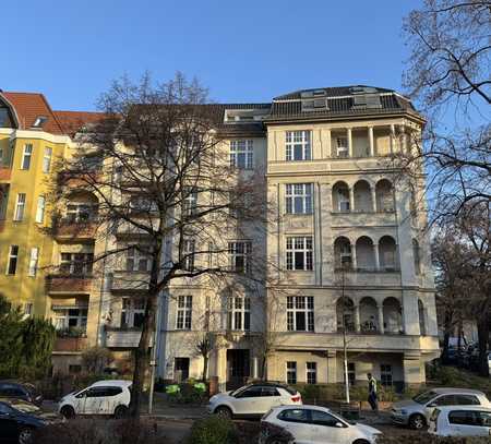 Exklusive, vollständig renovierte 1,5-Zimmer-Wohnung mit Balkon und Einbauküche in Berlin