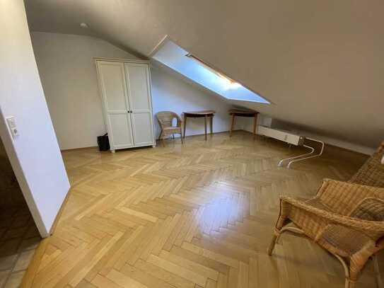 Durchgangszimmer mit Dachschräge in 2-Zimmer-Dachgeschosswohnung zur Untermiete