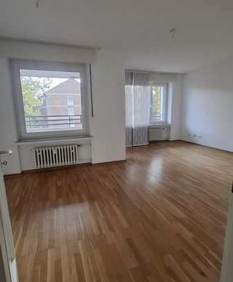 2 Zimmer Wohnung mit großem Wohnzimmer und überdachten Balkon