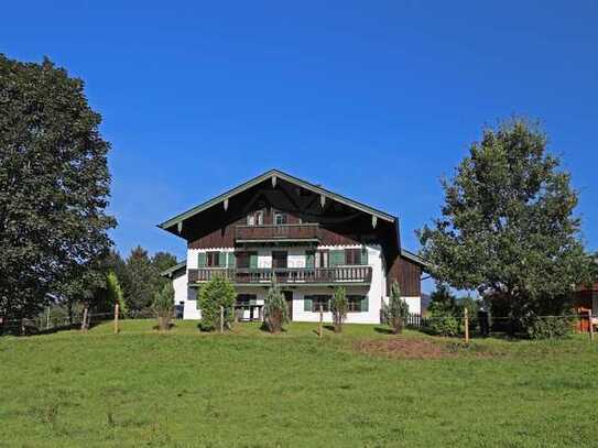 Traditionell alpenländisches Bauernhaus mit Bergblick in Inzell im Chiemgau