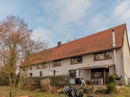 Vermietetes Zweifamilienhaus mit Nebengebäude in Dorfrandlage