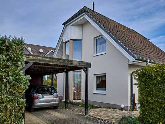 Einladendes Einfamilienhaus mit Koikarpfen-Naturteich und unverbauten Weitblick