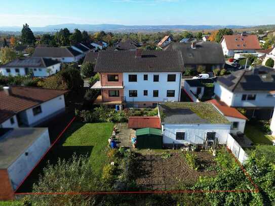 Großzügiges Zweiparteienhaus mit Garage und Garten in ruhiger Lage von Weisenheim am Sand