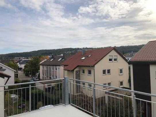 Helle 3-Raum-Dachgeschosswohnung mit EBK und großem Balkon