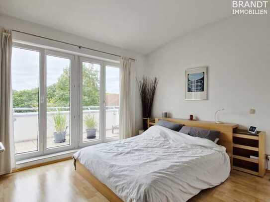 Lichtdurchflutetes Penthouse - 3-Zi./78 m². VERMIETUNG AN PERS. AB 45 J.. ANFRAGEN NUR PER EMAIL!