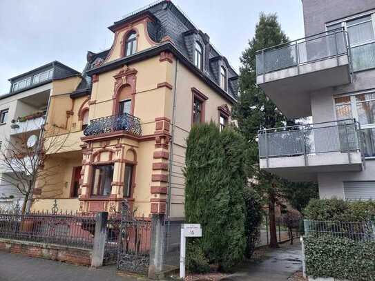 Geräumige Wohnung mit drei Zimmern sowie Balkon und Einbauküche in Hanau