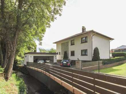 Richtig zuhause: Großzügiges Einfamilienhaus am Bachlauf mit Garten und großem Balkon