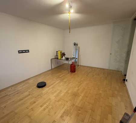 Helle 2-Zimmer-Wohnung im Erdgeschoss mit Balkon und Garage