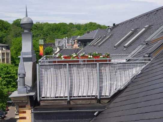 Wohnung mit Parkett und Dachterrasse - Einbauküche möglich