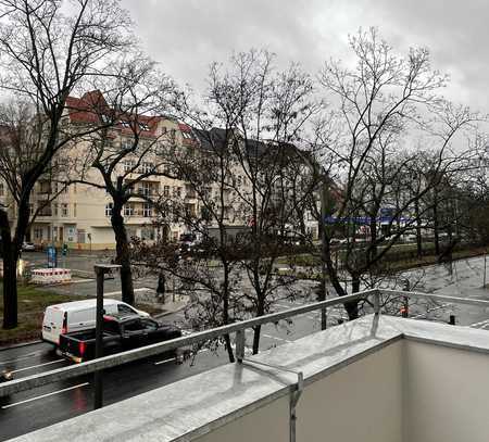 Leere renovierungsbedürftige 3-Zimmer-Wohnung mit Balkon