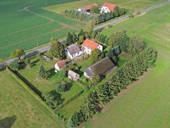 Idyllisches Landhaus mit 4 Wohnungen, Scheune und Garage auf großzügigem Grundstück