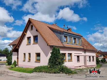 Sonnenverwöhntes Mehrfamilienhaus in Ortsrandlage sucht neuen Eigentümer