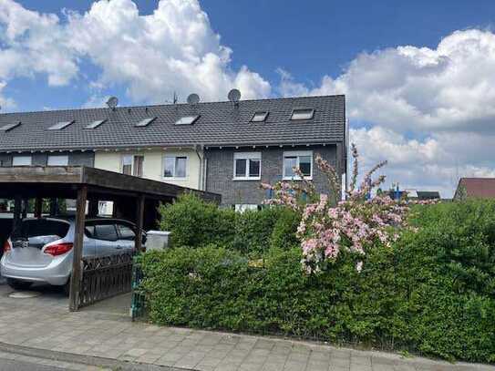 modernes, vollunterkellertes Reihen-Eck-Haus mit zwei Terrassen, Garten und Carport.