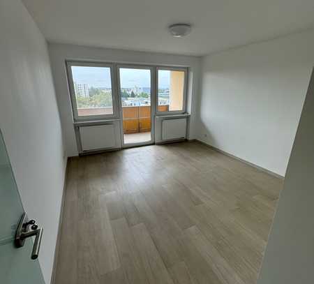 * WG geeignete * Mitarbeiterwohnung * 4 Zimmer * Balkon * 25 min zum Flughafen *