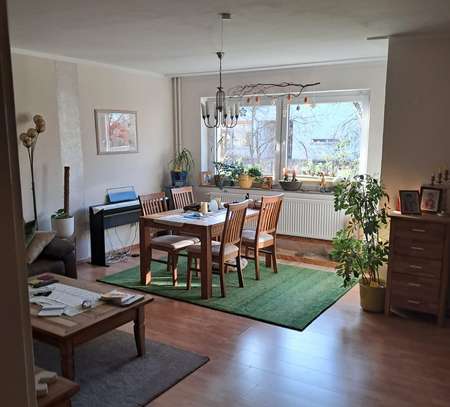 Attraktive und neuwertige 4-Zimmer-Wohnung mit Balkon