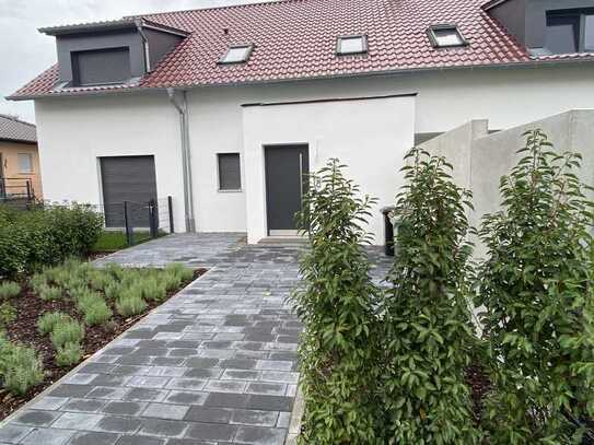 Exklusive 3,5Zi-Wohnung, Terrasse, Rasen, Teilmöblierung , 2 Stellplätze, passive Kühlung