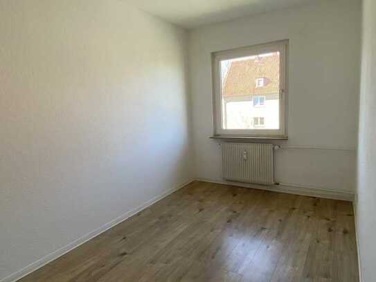**HELLE 3-ZIMMERWOHNUNG MIT TAGESLICHTBAD UND BADEWANNE**