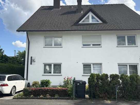 Doppelhaushälfte, genügend Platz mit Carport, 2 Stellplätze, 2 Balkone und große
m Gartengrundstück