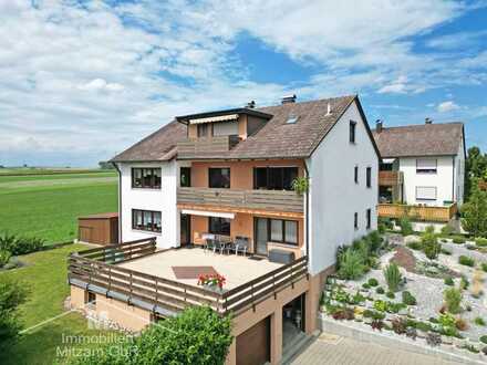 Gepflegtes Dreifamilienhaus mit Doppelgarage/Kfz-Stellplätzen in herrlicher Ortsrandlage