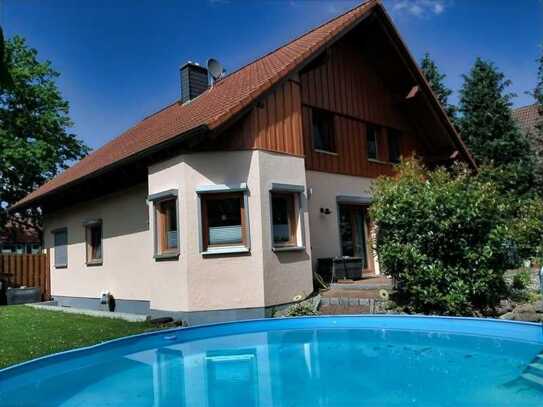 Freistehendes Einfamilienhaus mit Doppelcarport in ruhiger Ortslage!