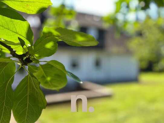 Leben inmitten von Natur und Dorf: Wohnhaus mit landwirtschaftlichen Flächen